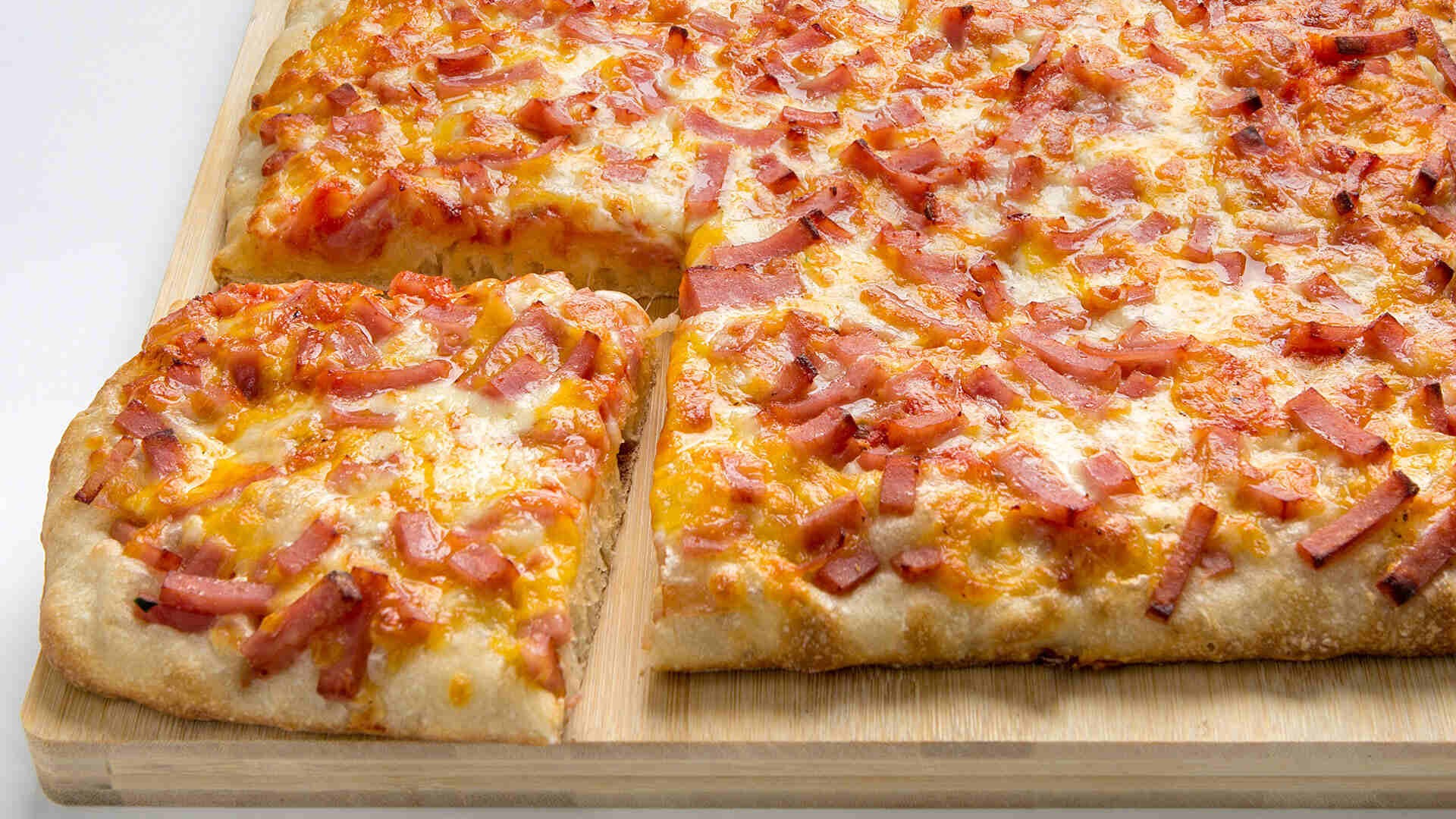 Plancha de pizza sabor jamón y queso de 30 x 40 cm