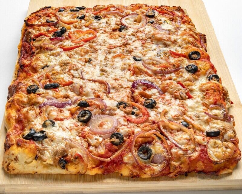 Plancha de pizza de atún con masa madre 36 × 28 cm