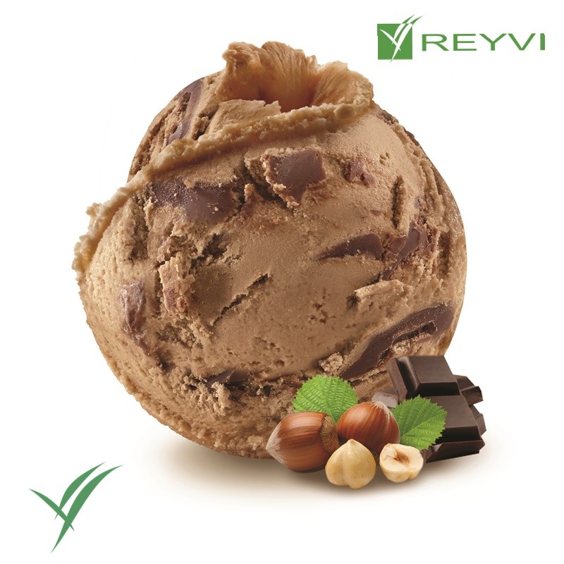 Helado artesano de chocolate con avellanas