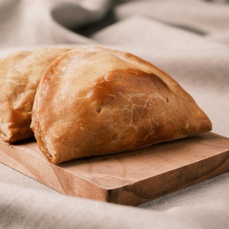 Empanadilla gallega tradicional de bacalao con pasas 170 gr