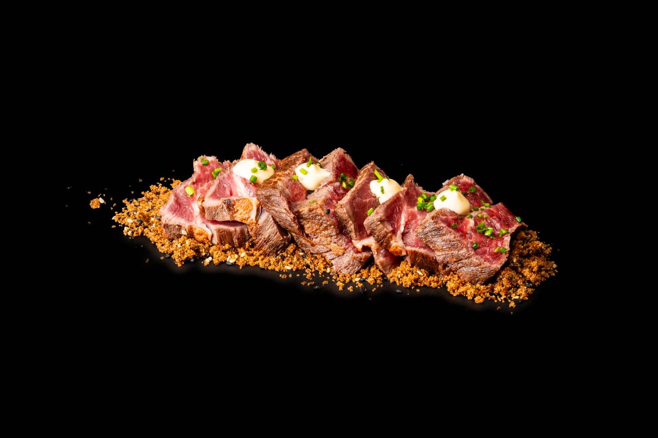 Reyvi - Tataki-con-arena-de-setas-con-ternera-de-vaca-gallega-quinta-gama-Gastronoms